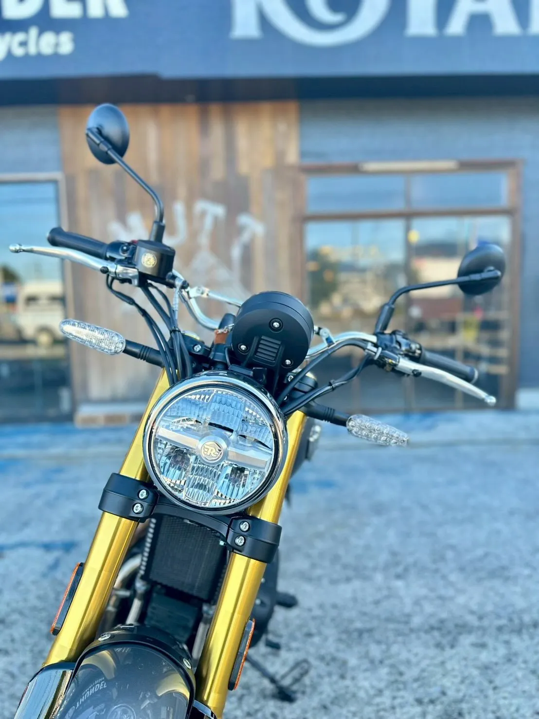 【ロイヤルエンフィールド】